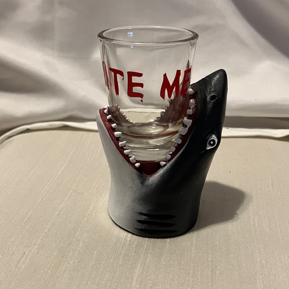 Like new … tell your other how u really feel !! Awesome shot glass with “Bite Me